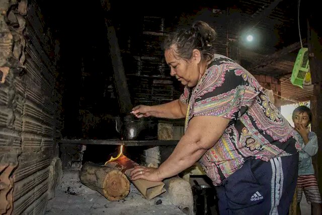 Quem vive de salário mínimo trocou gás por lenha e já cortou até o pão francês.