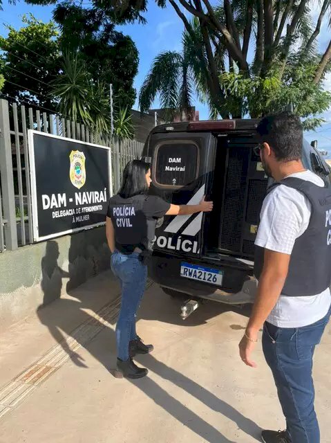 Mulher escapa do ex com faca cravada nas costas e filha de 1 ano no colo.