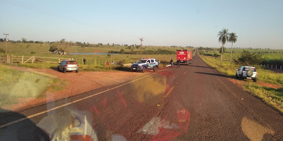 Angélica - Acidente na MS -274 entre carreta e caminhonete deixa uma pessoa ferida.