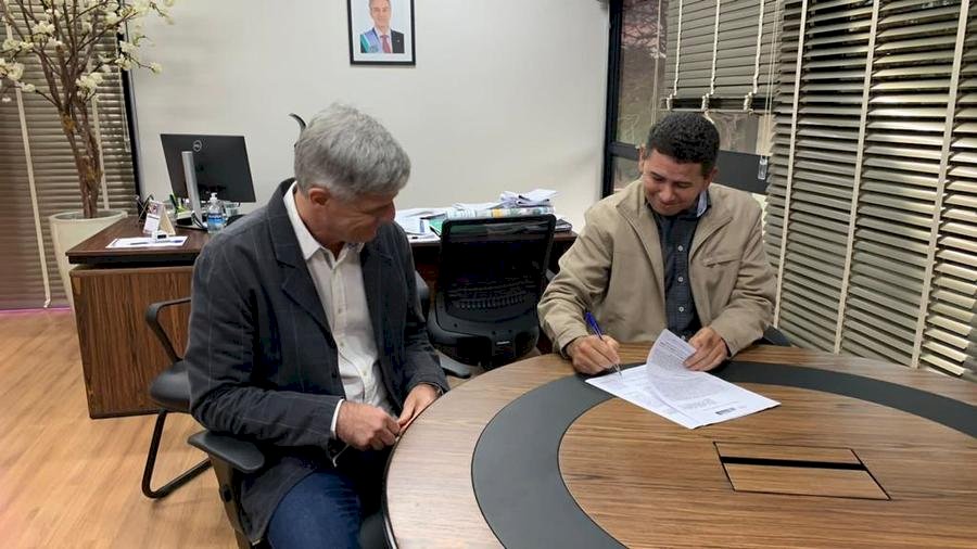 PREFEITO GUGA ASSINA CONVÊNIO DE OBRA INÉDITA EM NOVO HORIZONTE DO SUL