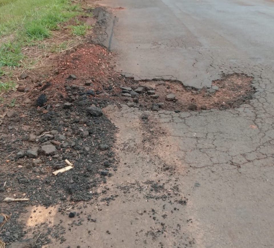 Angélica - Buraco na pista na MS 274 que causou acidente,  pode ser anuncio de uma tragédia a qualquer momento.