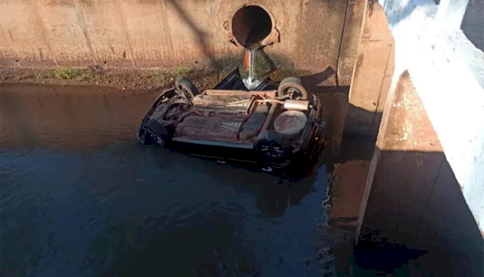 Jovem de 18 anos morre após motorista bêbado perder controle e cair com carro lotado em córrego