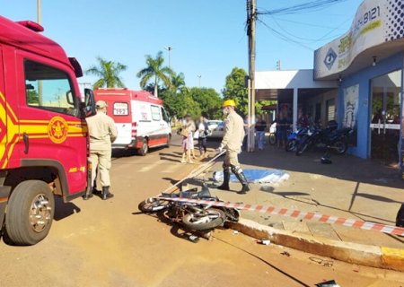 Acidente envolvendo uma camionete e uma motoneta deixa um morto e outro em estado grave.