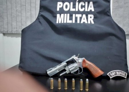 Deodápolis- policiais militares conduzem homem por porte ilegal de arma de fogo de uso permitido.