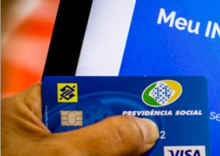 INSS começa a pagar 13º salário para quem recebe acima do piso