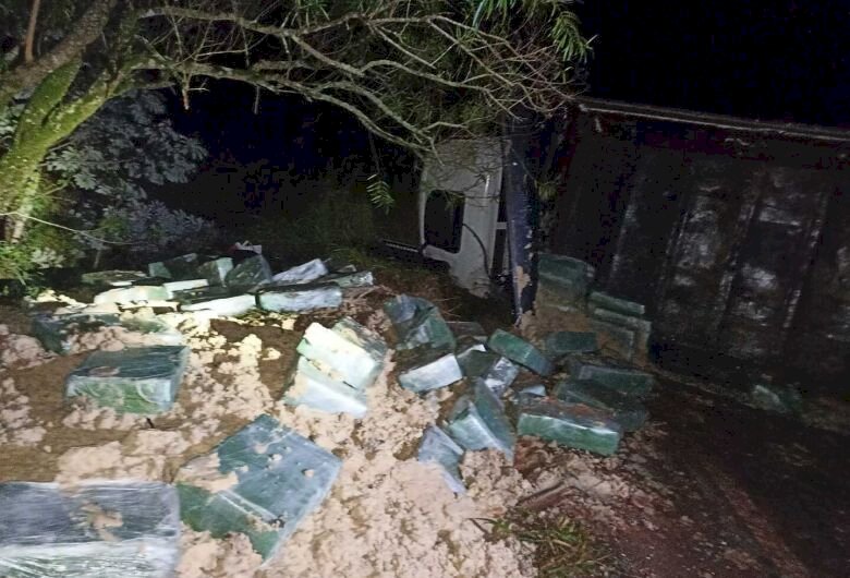 Motorista tomba caminhão com mais de 3 toneladas de maconha após tentativa de fuga