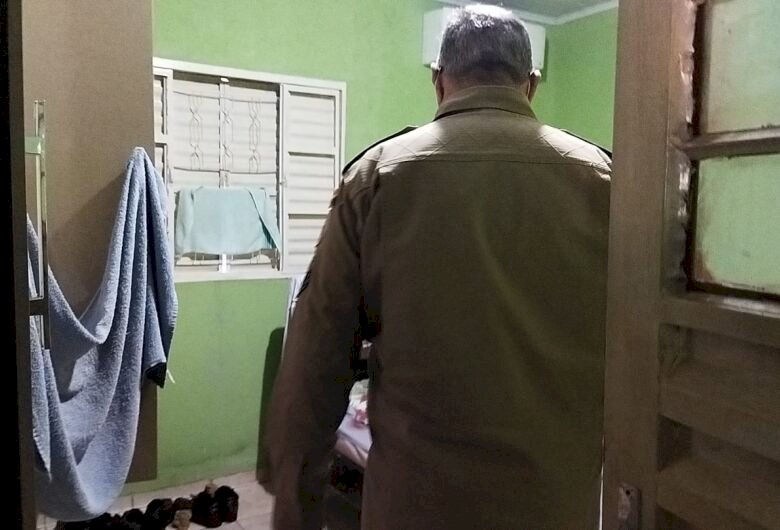 Filho encontra mãe e padrasto mortos em casa
