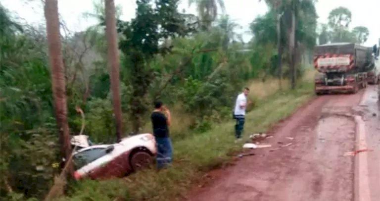 Duas pessoas morrem presas nas ferragens em acidente entre carro e caminhão na BR-262.