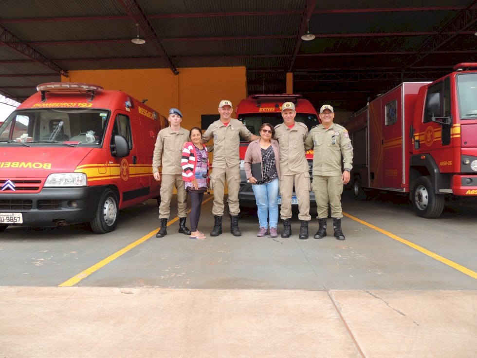 Angélica - Mulher que foi prensada por veiculo, visita bombeiros em Ivinhema.