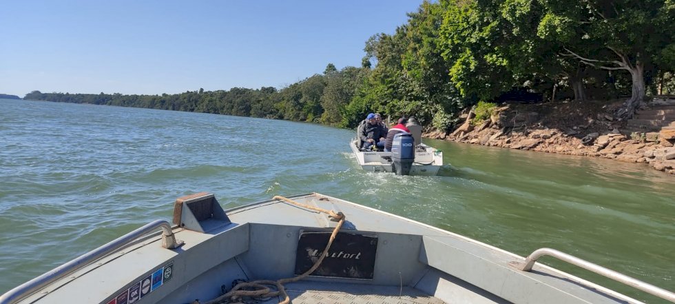 Paraná e Ivinhema, apreendem petrechos ilegais de pesca e filmam onça-pintada na área do Parque