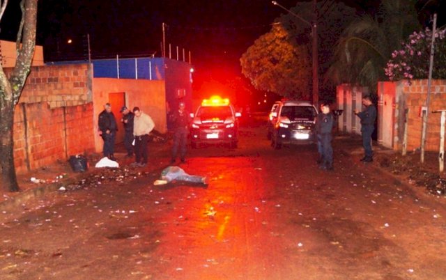 Ao voltar da igreja mulher encontra homem morto no meio da rua.