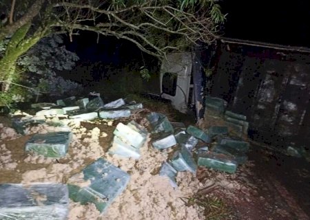 Motorista tomba caminhão com mais de 3 toneladas de maconha após tentativa de fuga