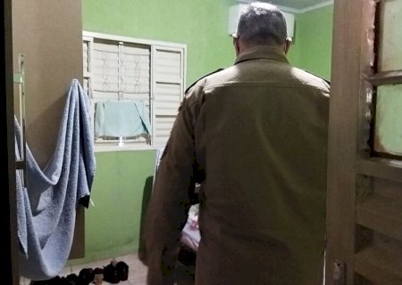 Filho encontra mãe e padrasto mortos em casa