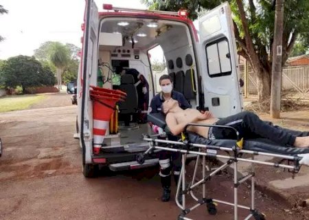 Homem é atraído para encontro com mulher e baleado por atirador de moto.