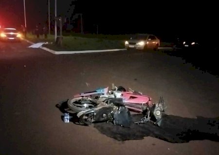 Homem morre ao bater moto contra poste.