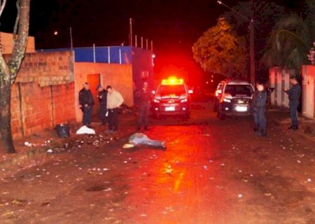 Ao voltar da igreja mulher encontra homem morto no meio da rua.
