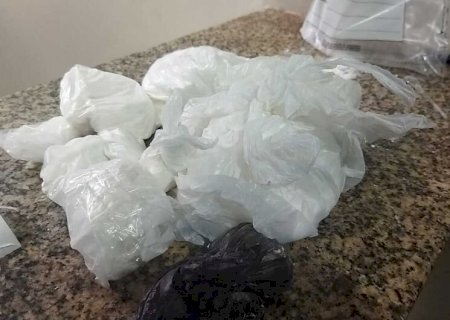 Depois de bater cabeça de esposa contra máquina de lavar, homem é flagrado com carga de cocaína