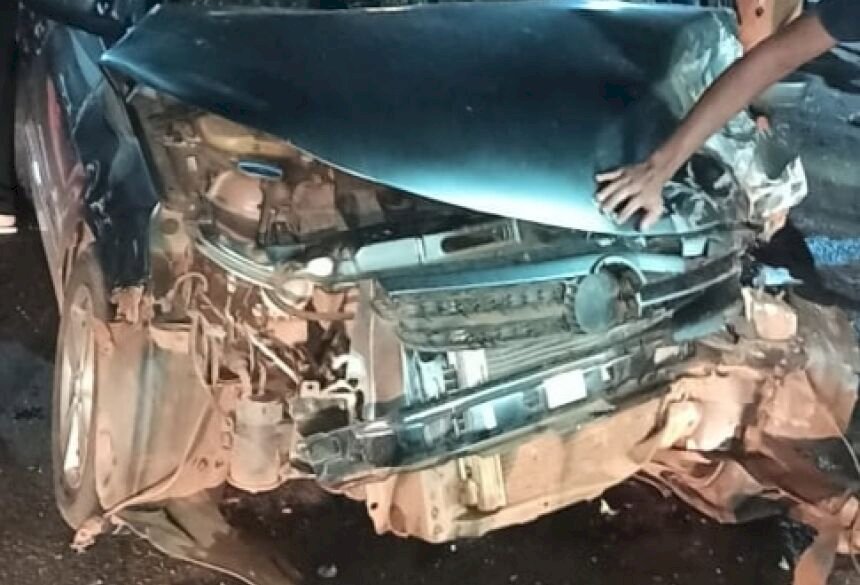 Motorista embriagado e em alta velocidade colide em motos e veículos no centro de Glória de Dourados.