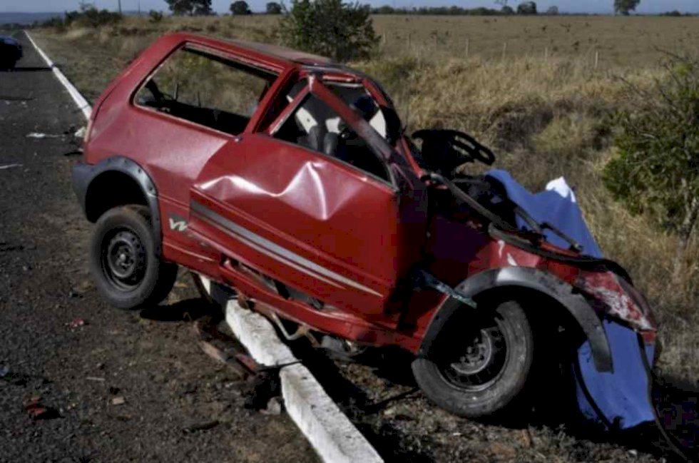Motorista de Uno morre ao invadir pista e colidir com carreta na BR-359
