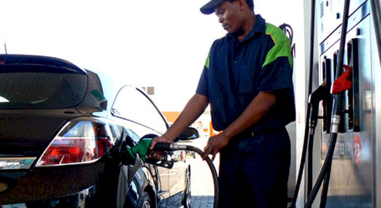 Postos de gasolina terão de informar preços de antes e depois do decreto de teto do ICMS