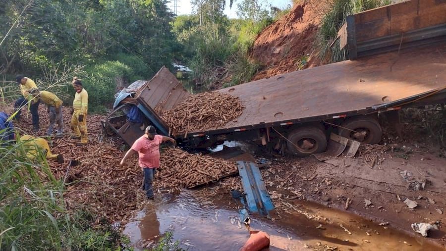 Nova Andradina - Caminhão desgovernado atinge Bobcat e cai no Córrego Umbaracá