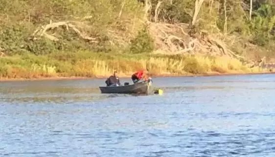 Mulher cai de barco junto a bebê, se afoga e morre em rio de MS