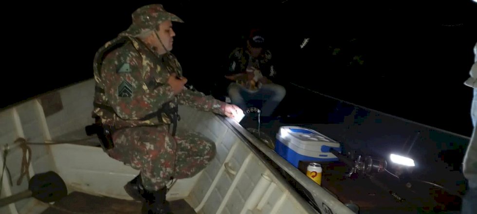 Polícia Militar Ambiental de Dourados fiscaliza 21 embarcações, 94 pescadores e apreende espinheis e anzóis de galho no rio Dourados