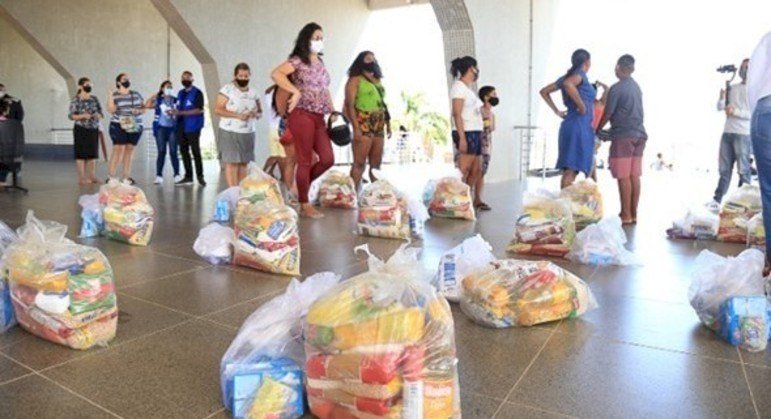 Doações despencam na pandemia e situação agrava fome de famílias em comunidades de todo o Brasil