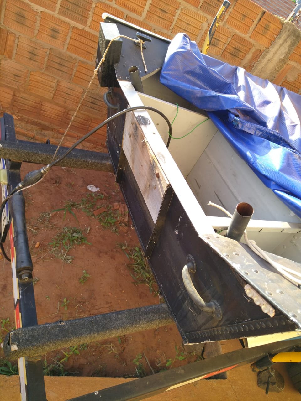 IVINHEMA - Motor de barco e tanque de combustível foi furtado em residência no bairro Vitória.