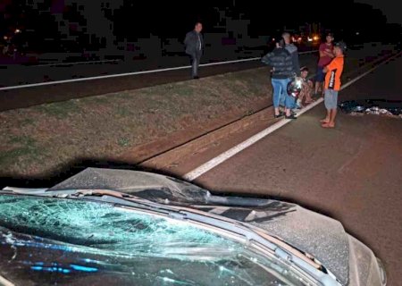 Mulher não consegue desviar carro e mata homem atropelado em rodovia de MS