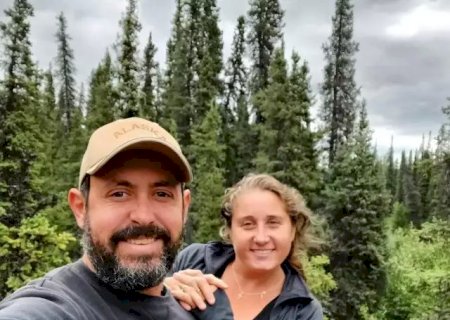 Há 4 anos, casal sai do interior de MS e roda o mundo com carro Brucutu .