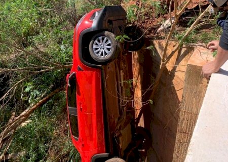 Novo Horizonte do Sul - Condutor perde controle de Fiat Strada e veículo despenca em ribanceira