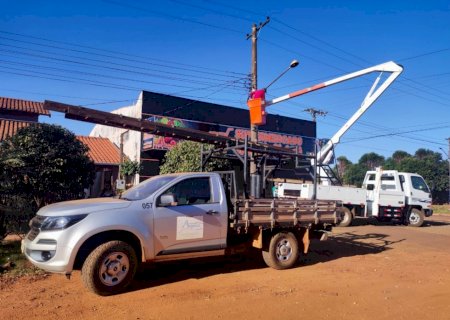 Angélica - Prefeitura realiza manutenção da iluminação pública e instala iluminação de LED na Avenida Padre Aquilino.