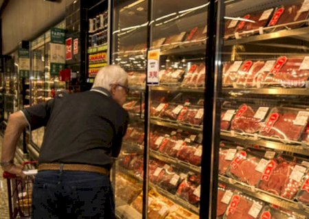 Com inflação, brasileiro come menos e troca carne para garantir arroz e feijão