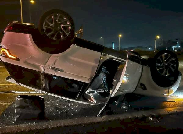Cantora Paula Fernandes sofre acidente e capota o carro: “Renasci\'