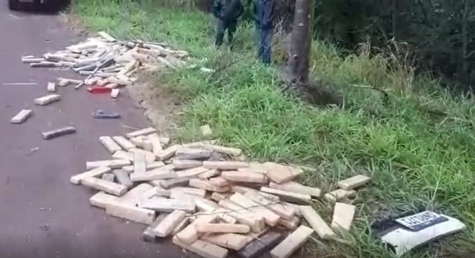 Traficante fica em estado Traficante fica em estado grave e morre no hospital após capotamento  de veículo com 400kg de droga  na BR - 376.