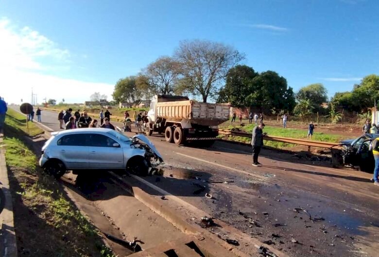 Acidente na BR-163 aconteceu após carro invadir pista contrária
