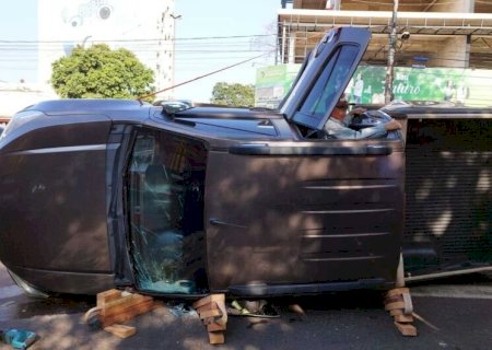 Após colisão, caminhonete com placas de Ivinhema  tomba e ocupantes ficam presos entre as ferragens em Dourados.