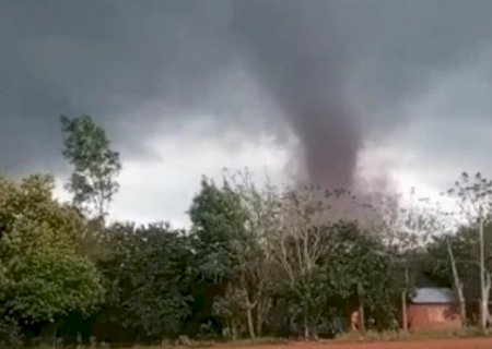 Tornado deixa rastro de destruição e 5 pessoas feridas na fronteira.