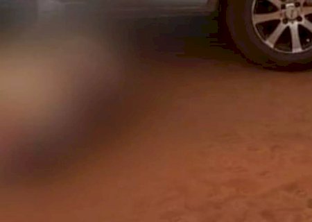 Mulher é encontrada morta na rua com queimaduras e várias marcas de tiros