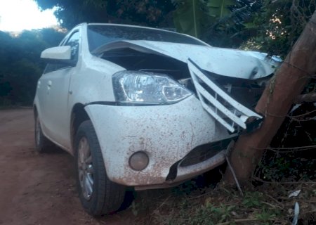 Em alta velocidade, motorista bate veículo contra cerca e foge
