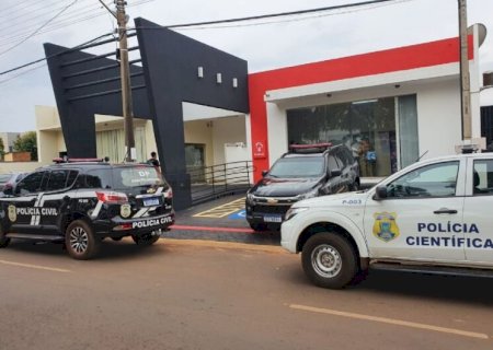 Bandidos invadem agência bancária e furtam dinheiro de caixa eletrônico