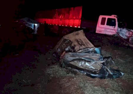 Dourados - Acidente entre caminhonete e carreta com placas de Ivinhema, deixa duas vitimas  fatais na MS-270.