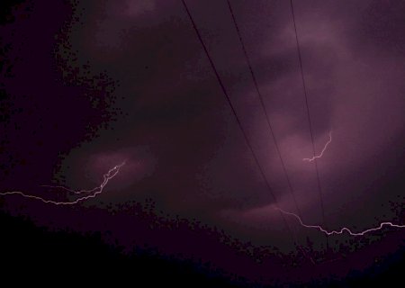 Tempestade elétrica e pancadas de chuva intensas atingiram MS durante madrugada.