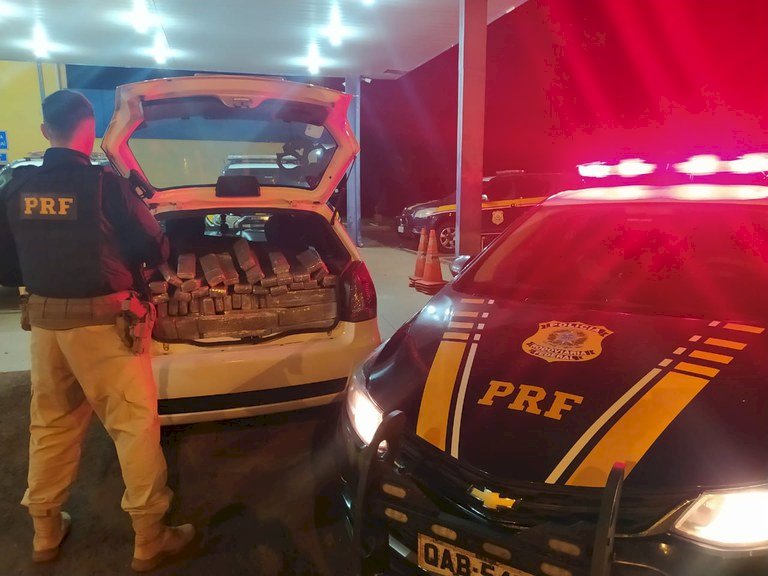 PRF apreende 214 Kg de maconha em Naviraí