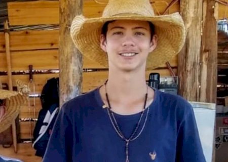 Peão de 18 anos morre após montaria em touro no rodeio.