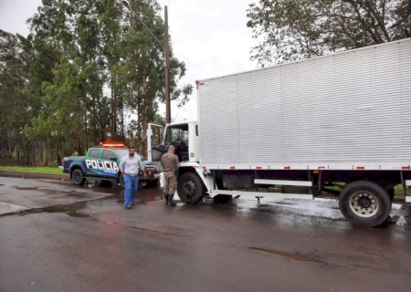PMA recupera caminhão baú de mudança roubado que seguia para o Paraguai.