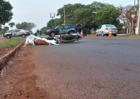 Motociclista colide contra rotatória e morre em Dourados.