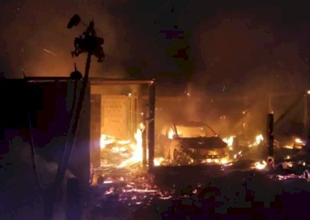 Homem mata a esposa e é encontrado carbonizado dentro de carro incendiado.
