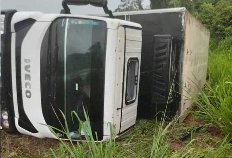 Caminhão tomba ao tentar desviar de veículo que fazia ultrapassagem